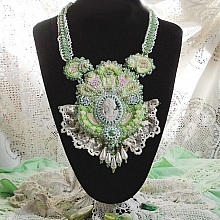 Plastron Anisse plastron Haute couture brod&eacute; avec dentelle Beige des ann&eacute;es 1950 &agrave; laquelle s&rsquo;ajoute cristaux, cabochons en r&eacute;sine fait par mes soins, rocailles et perles sur un style Victorien !